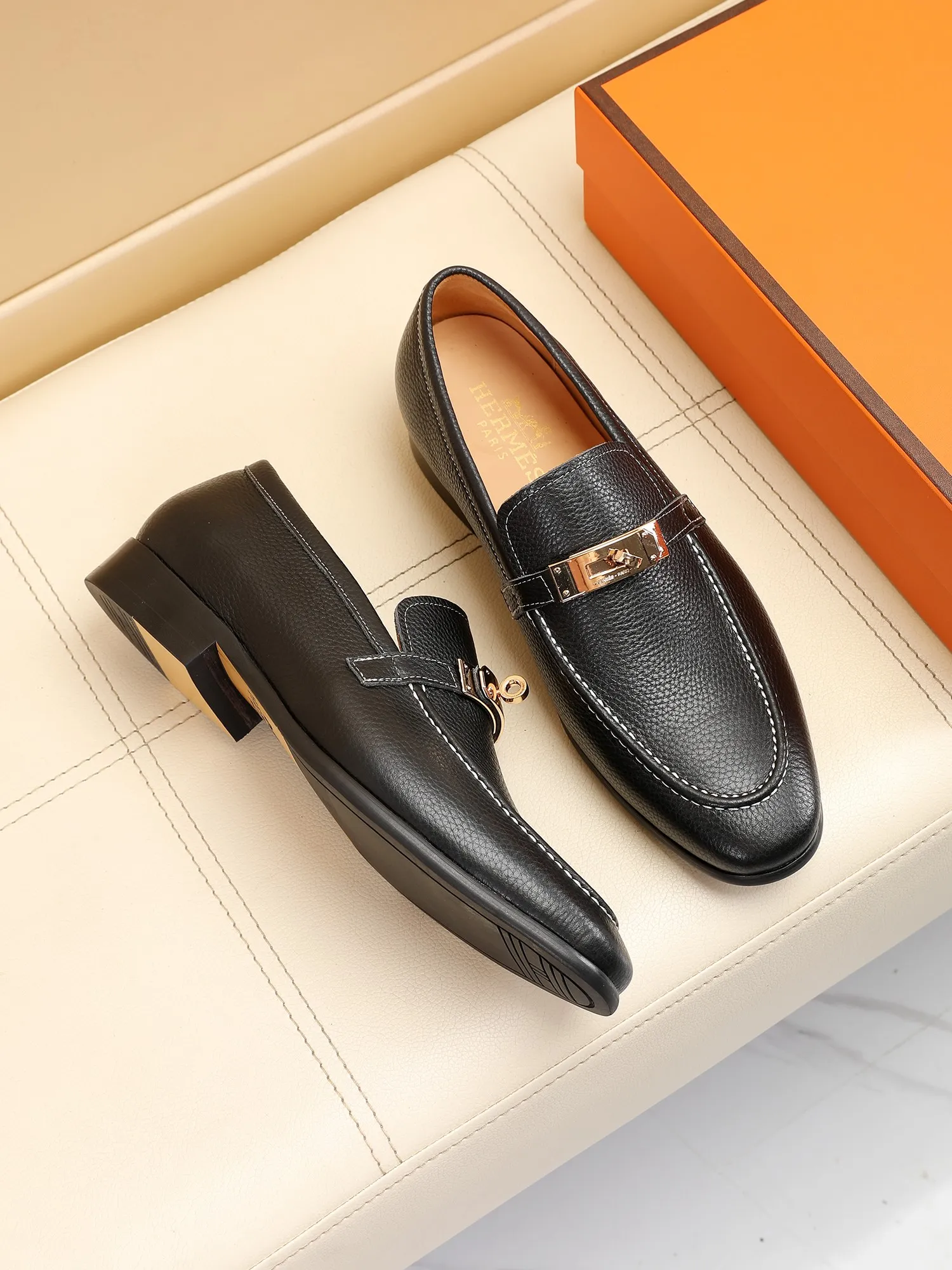 Factory price 440💶[HERMES] (cowhide lining)🍀Italian top luxury🍀He does not pursue novel styles and gorgeous colors, but attracts the favor of successful men with his flawless, elegant and classic style! This very, very comfortable, simple and stable style makes it easy to match any style! The pattern is absolutely 1:1 refined from the original case, and we strive for excellence in materials, imported cowhide + cowhide lining💪💪💪extraordinary texture👍! .Code number: 39 to 44 (38.4546 customized)